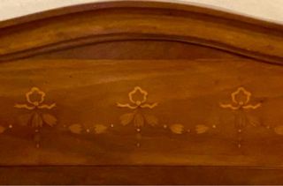 Cama individual antigua de madera