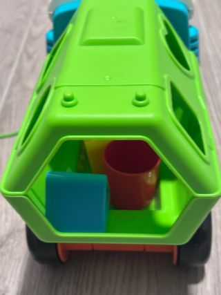 Camión de juguete con luz y sonido