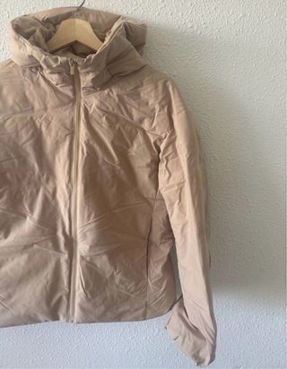 Chaqueta beige con capucha mujer
