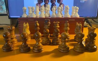 Juego de piezas de ajedrez de alabastro