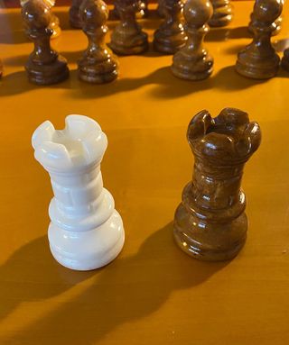 Juego de piezas de ajedrez de alabastro