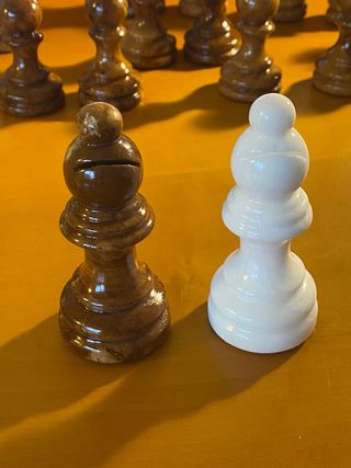 Juego de piezas de ajedrez de alabastro