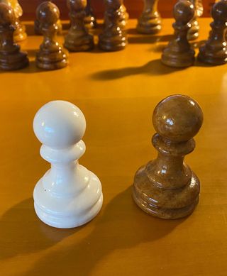 Juego de piezas de ajedrez de alabastro