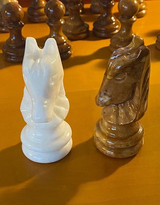 Juego de piezas de ajedrez de alabastro