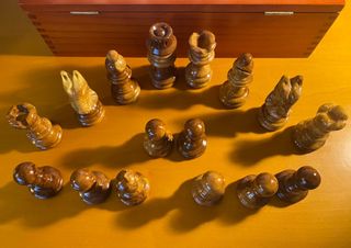 Juego de piezas de ajedrez de alabastro