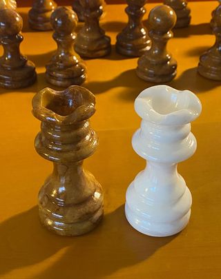 Juego de piezas de ajedrez de alabastro