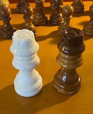 Juego de piezas de ajedrez de alabastro