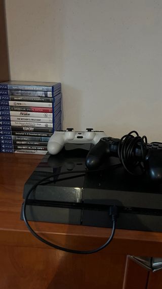 PS4 (PlayStation 4) Negra + 2 Mandos