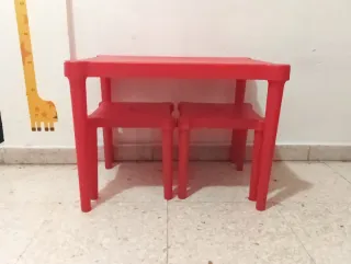 Mesa y 2 Sillas Plástico Infantil Rojas