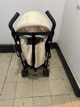 Carrito de bebé color crema