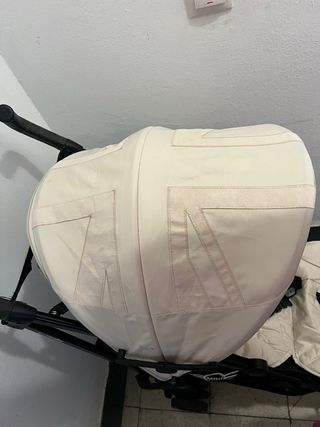 Carrito de bebé color crema