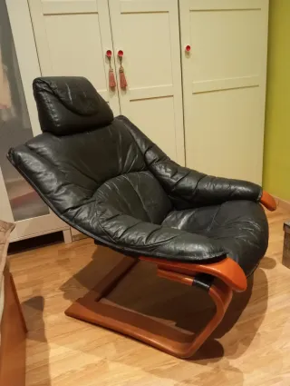 Butaca de piel negra y madera