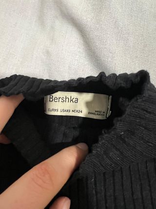 Camiseta negra de cuello alto - Bershka