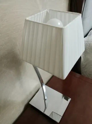 Lámparas de mesita de noche plateadas.