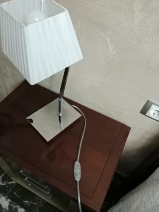 Lámparas de mesita de noche plateadas.