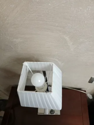 Lámparas de mesita de noche plateadas.