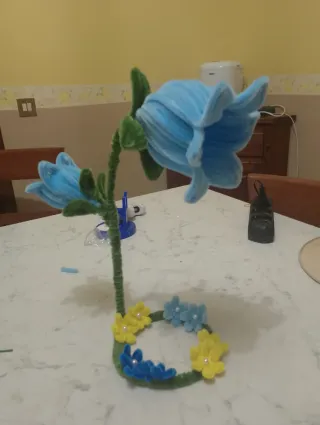 Lampada fiore in ciniglia blu e gialla