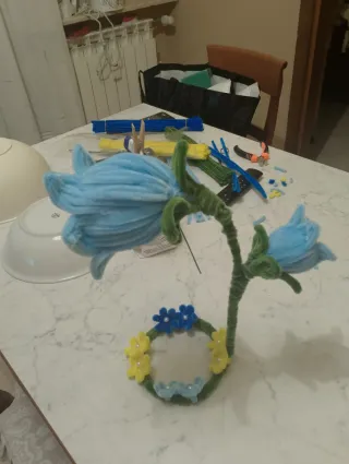 Lampada fiore in ciniglia blu e gialla