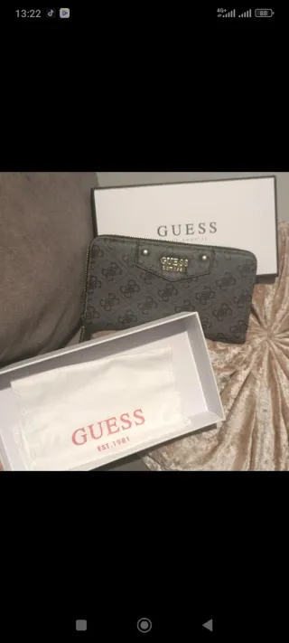 Cartera Guess Negra y Gris