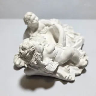 Acquasantiera da parete in gesso con putti angeli