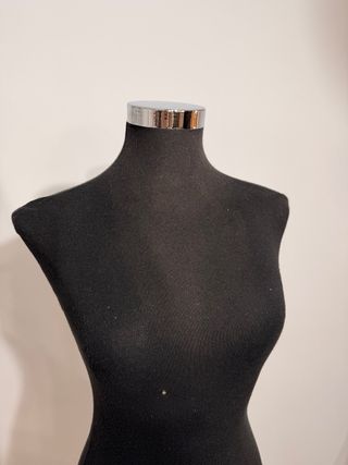Maniquí negro con base metálica