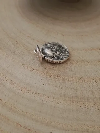 Charm Talismán Calavera Carpe Diem