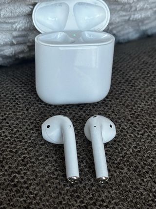 Auriculares inalámbricos tipo AirPods blancos