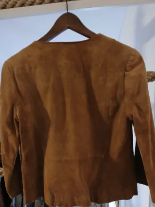 Chaqueta Mango ante con flecos manga francesa.