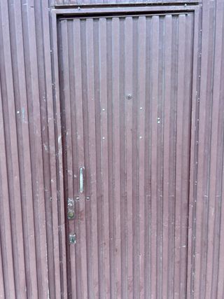 Puerta de garaje metálica marrón