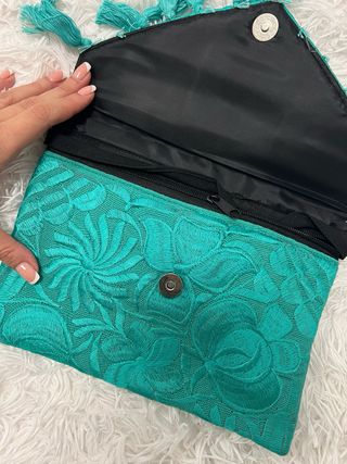 Bolso de mano bordado turquesa
