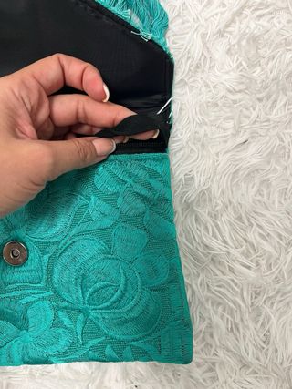 Bolso de mano bordado turquesa