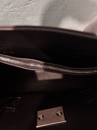Bolso negro con detalles dorados