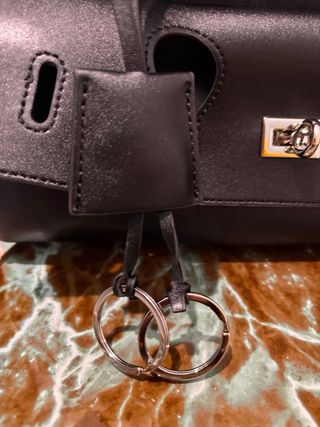 Bolso negro con detalles dorados