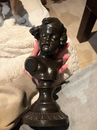 Figura de bronce niño