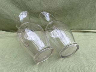 Coppia di caraffe vintage in cristallo con intaglio a ghirlanda