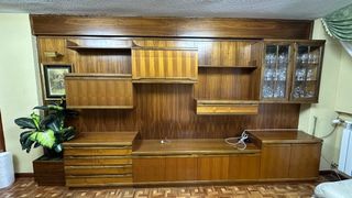 Mueble mural salón madera y cristal