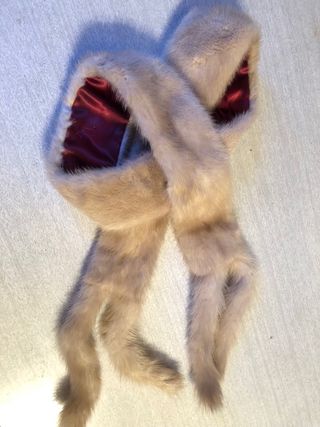 Bufanda de piel beige.