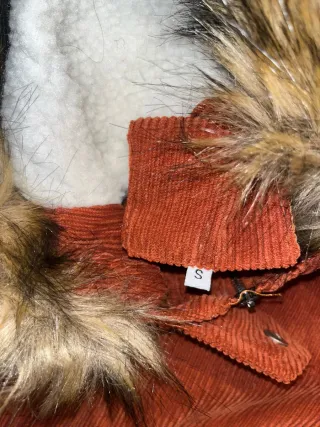 Chaqueta de pana con capucha y pelo