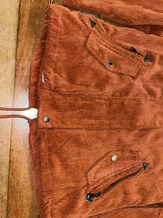 Chaqueta de pana con capucha y pelo