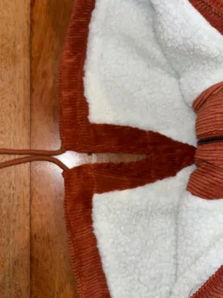 Chaqueta de pana con capucha y pelo