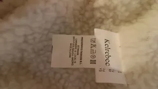 Chaqueta de pana con capucha y pelo