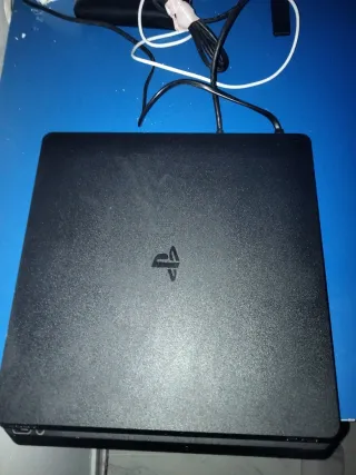 PS4 nera con controller e 3 giochi