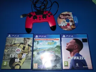 PS4 nera con controller e 3 giochi