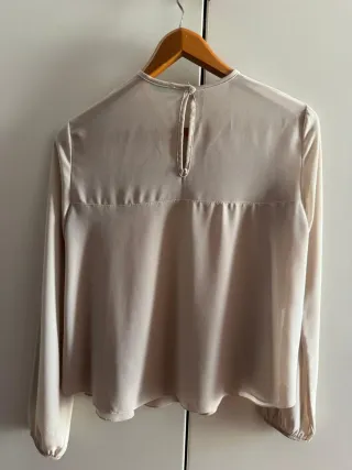 Blusa beige con flores negras