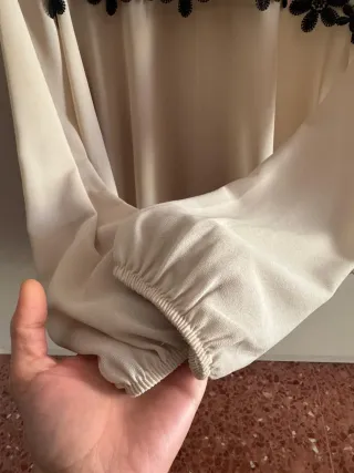 Blusa beige con flores negras