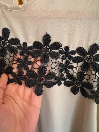 Blusa beige con flores negras