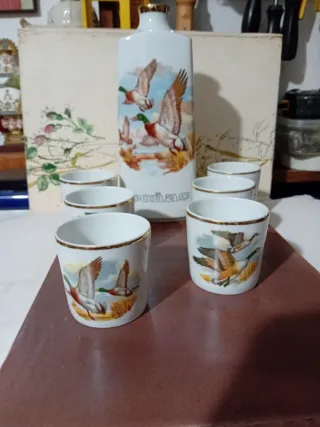 Juego de cerámica con botellero y vasos