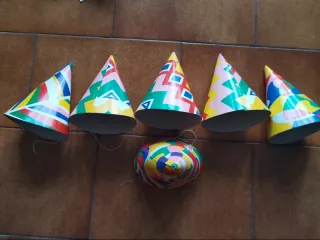 Cappellini di cartone colorati