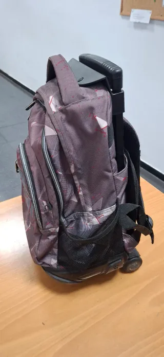 Mochila escolar Toto con ruedas. No se envía.