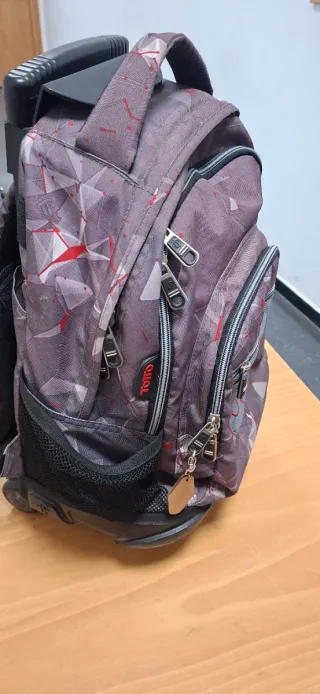 Mochila escolar Toto con ruedas. No se envía.